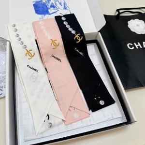 香奈儿Twilly小丝巾来了Chanel25 新品真漂亮啊 闪亮上市。名副其实的小可爱，材质:100%斜纹真丝尺寸120 6Cm