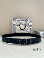 宽度3.5Cm 这款 35 毫米双面腰带结合典雅气质与摩登风范。一面采用白色kumo 藤格纹皮革，重新演绎经典图案，另一面采用同色调光滑牛皮革，彰显 Dior