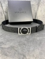 宽度：4.0Cm 范思哲 此款帆布回纹皮底 腰带饰有标志性的versace美杜莎头像扣，彰显品牌格调。是一款精美的衣橱必备单品。