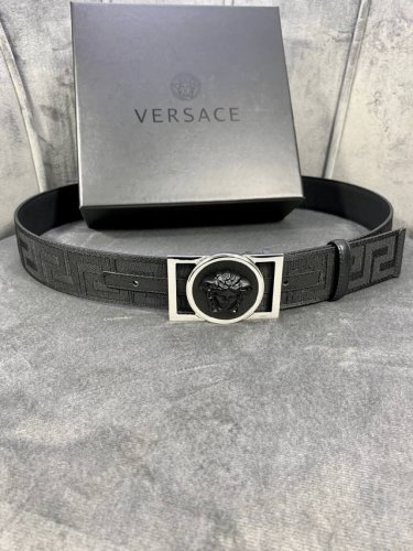 宽度：4.0Cm 范思哲 此款帆布回纹皮底 腰带饰有标志性的versace美杜莎头像扣，彰显品牌格调。是一款精美的衣橱必备单品。