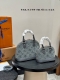 礼盒包装 升级版 Lv丹宁牛仔 Almabb贝壳包 手提包 浮雕Logo 水系牛仔 内敛！深沉！有味道！ 这款百搭的经典手袋 依然很受现代的青睐！ 优雅低调的外