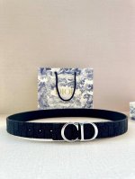 特 宽度3.5 Cm Dior 迪奥两面腰带款式迷人多样，采用多种材质精心打造，为各式廓形增添点睛之笔，彰显优雅醒目的气质。向迪奥钟爱的细节艺术致敬，彰显非凡的