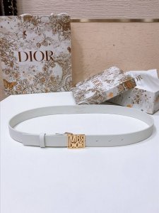 Dior Miss Dior Graffiti 图案腰带 25毫米光滑牛皮 金色饰面 Miss Dior Grafiti 图案腰带扣 内侧饰以 Christia