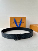 4.0宽Lv Dimension 双面腰带出自创意总监 Pharrell Williams 之手，为 Monogram Eclipse 帆布搭配Lv 字母双层奶