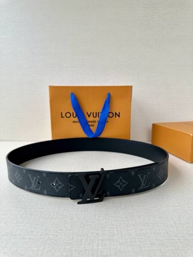 4.0宽Lv Dimension 双面腰带出自创意总监 Pharrell Williams 之手，为 Monogram Eclipse 帆布搭配Lv 字母双层奶
