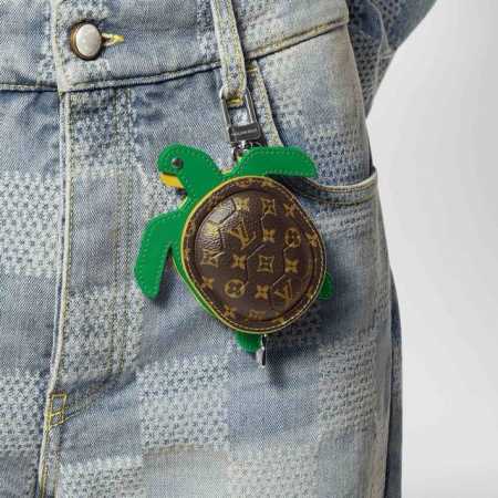 官网新品M01471Louis Vuitton 路易威登海龟乌龟包钥匙扣挂件 Lv蓝牙耳机包 Turtle Pouch 钥匙扣 Lv Turtle Pouch - 点击图像关闭