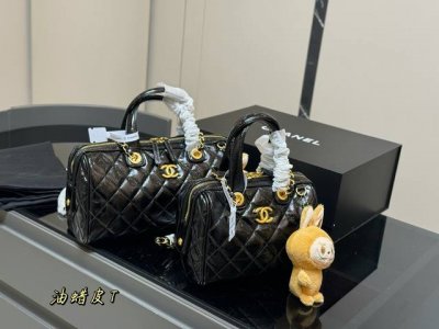配折叠盒飞机盒 Chanel25C值得入吗 香奈儿这个黑色保龄球真的是太可爱了吧 尺寸也很好短途出差也没有什么问题 尺寸:31.16Cm 22.15Cm