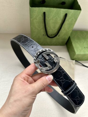 宽度4.0 Gucci 历史细节和现代元素是gucci最新系列的特点。历史的花押字硬件致敬品牌的创始人guccio Gucci。这款腰带采用黑色皮革精制而成，饰