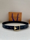 Lv Initiales3.4宽腰带取材 Monogram Eclipse 帆布和素净牛皮，为标志性 Lv 搭扣描绘摩登哑光质感，可令任意造型展露典雅意味 Mo