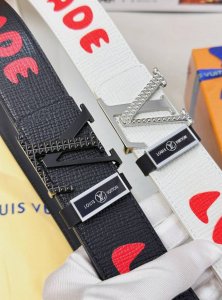 皮带：Lv..路易..顶级原单复刻- 腰带：百分百进口原厂头层牛皮，保证真皮。双层铆钉设计24K纯钢扣涂鸦彩绘图案艺术双面可用专柜同等质量， 送人自用首选 包装