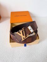 品名 Lv..路易..威登腰带皮带原单 型号 挂扣 经典纯钢材质挂扣 头层牛皮 图片实物拍摄 材料 头层牛皮 挂扣系列 纯钢材质扣头 钯镀电镀工艺永不掉色 原版