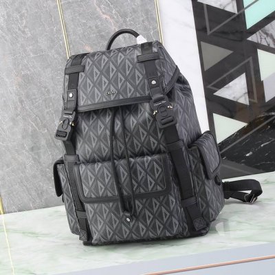 这款 Dior Hit The Road 双肩背包是本季的全新款式，将现代风格与 Dio 的高订精神融为一体。采用迪奥黑 Cd Diamond 图案帆布精心制作