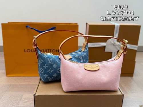 飞机盒 Lv 饭盒包 复古又可爱简直绝绝子 率性时尚的风格哇 让人一见倾心~ 更是随性时髦的标志 又是大火的节奏呀～ 尺寸19 11