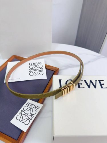 特 Loewe 罗意威专柜最新同款腰带 选用光滑牛皮革窄款腰带 配有Anagram Pebble针扣 卓越的工艺 个性的造型 精美的材质 宽 15Mm