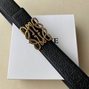 罗意威 尺寸:带宽40Mm 正品尺寸 五金材质:专柜精品扣，真空电镀，工艺精细 带身材质:天然头层牛皮，质感十足，手感柔软。时尚个性，经典百搭！可自行选择搭配！