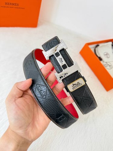 品名： 爱玛仕.Hermes腰带 皮带 原单 型号：挂扣，经典纯钢材质扣头，双面头层牛皮，图片实物拍摄 材料：双面头层牛皮，挂扣系列，纯钢材质扣头，镀钯电镀工艺
