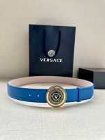 特 宽度3.8Cm Versace Jeans Couture 牛皮革v-Emblem板扣式皮带、饰有la Greca彰显个性设计。该铆钉腰带饰有la Grec