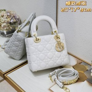 四格羊皮白色 My Lady 字母系列羊皮金扣 每个女人一生中一定要有一个戴妃包 Lady 不同尺Size也都各有千秋 气质优雅的戴妃包加上了可爱的徽章元素 突