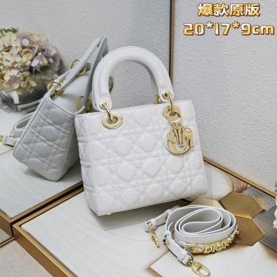 四格羊皮白色 My Lady 字母系列羊皮金扣 每个女人一生中一定要有一个戴妃包 Lady 不同尺Size也都各有千秋 气质优雅的戴妃包加上了可爱的徽章元素 突