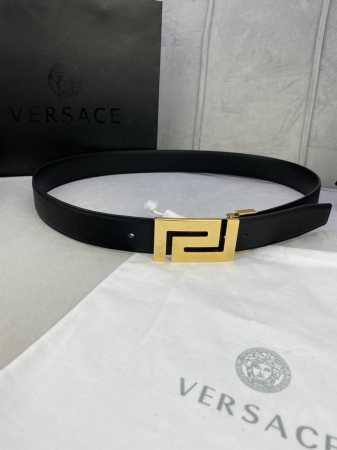 宽度3.5Cm Versace 范思哲 此款柔软的手掌纹原版皮底、皮带饰有一个几何形状的希腊回纹别扣，既时尚又优雅。 - 点击图像关闭
