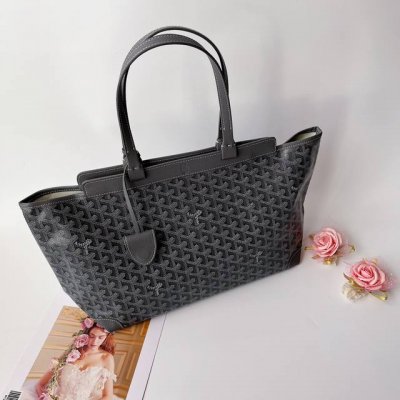 戈家 Bellechasse Biaude 小号包 敞篷包 是开口式手提包的结构化替代品。它拥有理想的内部容量，适合日常使用甚至商务用途，因为它可以容纳 A4