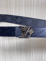 特 4.0当季新款，一面进口小牛皮，一面进口帆布印花，可双面用，搭配精品枪色花朵扣头，实物实拍，
