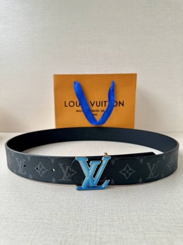 4.0宽 Lv Dimension 双面腰带将创意传承与华美街头风范共冶一炉，彰显创意总监 Pharrell Williams 的时尚远见。Monogram 帆