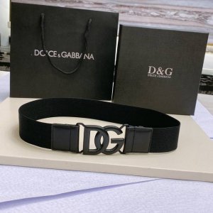 Dg 搭扣勾扣开合 徽标弹力腰带，全新弹力饰品腰带 点缀小牛皮细节，凸显腰身之美 风格干练摩登，浅金色、银色 电镀金属 Dg 徽标搭扣 4Cm 尺寸S M L