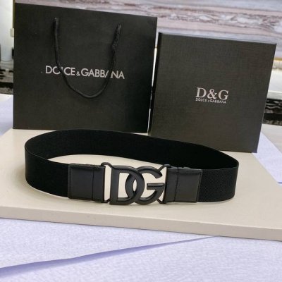Dg 搭扣勾扣开合 徽标弹力腰带，全新弹力饰品腰带 点缀小牛皮细节，凸显腰身之美 风格干练摩登，浅金色、银色 电镀金属 Dg 徽标搭扣 4Cm 尺寸S M L