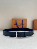4.0 宽的 Vendome 压花腰带，以光滑皮革精心勾勒出流畅线条，尽显优雅魅力，悄然流露沉稳的商务格调。金属搭扣闪烁着莹润光泽，精致非凡，Lv 字母铭纹醒目