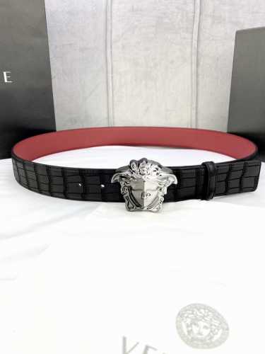 宽度4.0Cm Versace 范思哲 采用精挑细选进口牛皮，此款鹿皮腰带配有醒目的美杜莎头像搭扣，可为任何造型增添几分立体雅致效果。