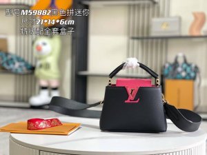 特级配全套包装 特级精品原厂皮M59882 M59440黑色配浅梅红金扣 本款 Capucines 迷你手袋取材粒面牛皮革，令包身和顶部手柄及翻盖上演色块意趣。