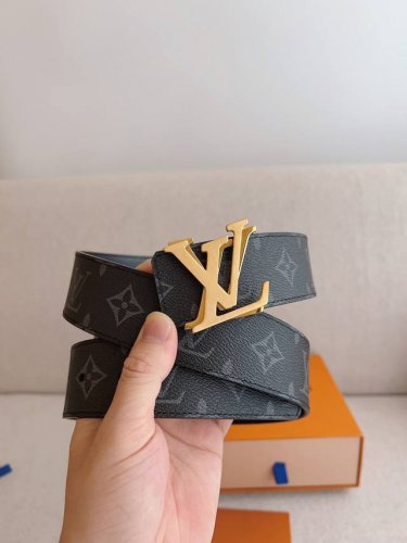 高端品質，實物拍攝 批￥ 配全套禮盒 ： Lv路易威登 原版品質 代工廠貨品 40Mm寬度 正品一體鑄造五金鋼扣，原廠皮料 雙面原廠定制面料，可雙面使用！區別市
