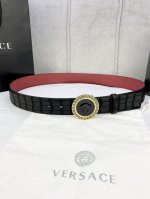 特 宽度4.0Cm Versace范思哲采用精挑细选进口牛皮，此款鹿皮腰带配有醒目的美杜莎头像搭扣，可为任何造型增添几分立体雅致效果。