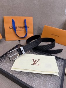 新款 Lv 腰带出自 2025新款压字母Monogram 花卉，展现西部牛仔的灵感启发。双重缝线穿梭于皮革内外两侧，成就多种造型可能，宽度 3.5Cm 全套包装