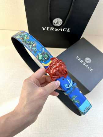 宽度4.0Cm Versace范思哲此款Palazzo腰带采用牛皮革面料制作，并饰有Le Pop Classique图案印花和标志性的美杜莎五金配件。 - 点击图像关闭