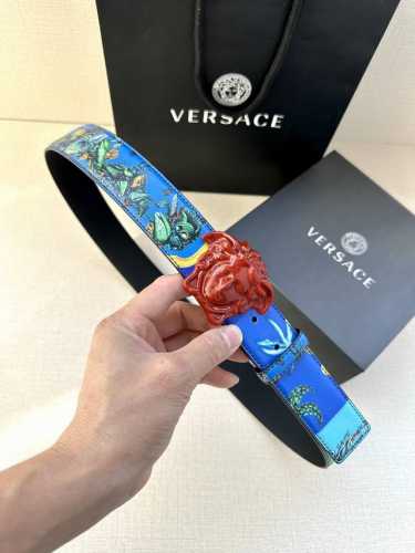 宽度4.0Cm Versace范思哲此款Palazzo腰带采用牛皮革面料制作，并饰有Le Pop Classique图案印花和标志性的美杜莎五金配件。