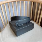 高端品质，实物拍摄 批￥ 配全套礼盒 ：Prada 普拉达 专柜最新款 这款腰带精致低调 优雅摩登 简约时尚的金属带扣配有刻字徽标 勾勒精致细节 是prada男