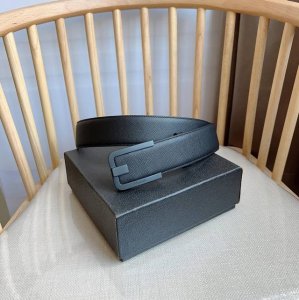 高端品质，实物拍摄 批￥ 配全套礼盒 ：Prada 普拉达 专柜最新款 这款腰带精致低调 优雅摩登 简约时尚的金属带扣配有刻字徽标 勾勒精致细节 是prada男