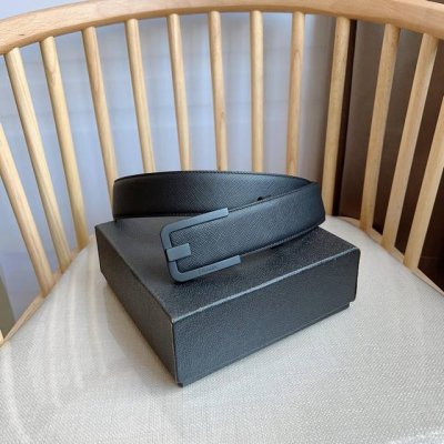 高端品质，实物拍摄 批￥ 配全套礼盒 ：Prada 普拉达 专柜最新款 这款腰带精致低调 优雅摩登 简约时尚的金属带扣配有刻字徽标 勾勒精致细节 是prada男