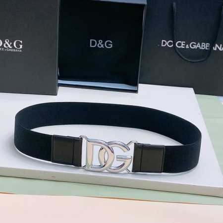 Dg 搭扣勾扣开合 徽标弹力腰带，全新弹力饰品腰带 点缀小牛皮细节，凸显腰身之美 风格干练摩登，浅金色、银色 电镀金属 Dg 徽标搭扣 4Cm 尺寸S M L - 点击图像关闭