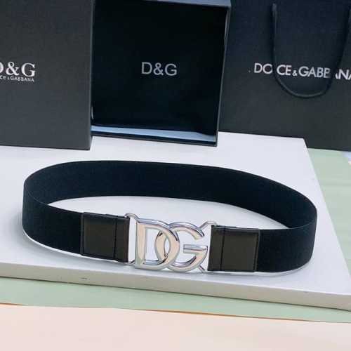 Dg 搭扣勾扣开合 徽标弹力腰带，全新弹力饰品腰带 点缀小牛皮细节，凸显腰身之美 风格干练摩登，浅金色、银色 电镀金属 Dg 徽标搭扣 4Cm 尺寸S M L