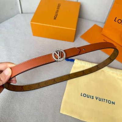 特 寬度：20mm Lv S-Lock系列 寬度20mm 驢家法國驢女士腰帶 全新風格定制帆布面料襯托細膩的進口小牛皮 全新設計搭扣 融入字母和花卉图案 与腰带