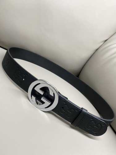 特 Gucci Biondie 系列 4.0进口牛皮热压技术 这款腰带以黑色皮革匠心打造 缀饰几何造型扣互扣双G款