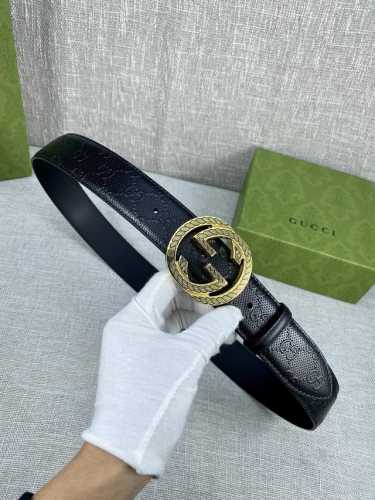 特 宽度4.0Cm 搭配原版皮带扣 、腰带以采用热压印技术的gucci Signature皮革精制而成，触感厚实，印花图案清晰分明带身点孔细节，反射gucci