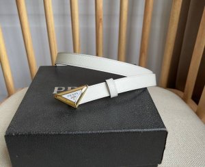 特 Prada 普拉达 专柜最新款 这款腰带设计简约而不失精美 金属搭扣呈现标志性的三角形徽标轮廓 彰显品牌格调 Saffiano皮革以其涂蜡饰面和交叉平行线阴