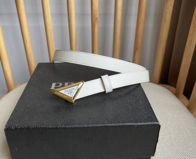 特 Prada 普拉达 专柜最新款 这款腰带设计简约而不失精美 金属搭扣呈现标志性的三角形徽标轮廓 彰显品牌格调 Saffiano皮革以其涂蜡饰面和交叉平行线阴