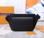 顶级原单M57081全新 Lv Aerogram 胸包系列极简主义以儒雅气质革新潮流之选。细腻小牛皮宛如旧式航空信笺般柔软，点缀哑光金属 Lv 标识。主隔层和翻