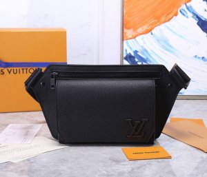 顶级原单M57081全新 Lv Aerogram 胸包系列极简主义以儒雅气质革新潮流之选。细腻小牛皮宛如旧式航空信笺般柔软，点缀哑光金属 Lv 标识。主隔层和翻