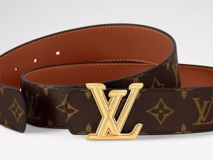 Loui Vuitton 双面腰带本季以焕新面貌问世，绚丽多彩。腰带采用帆布面料搭配小牛皮底，与儒雅的精品字母鎏金扣互为映衬。让人有种焕然一新的视觉。规格4.0